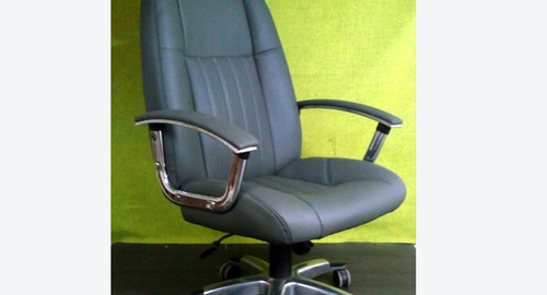 Перетяжка офисного кресла кожей. Асино